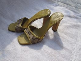 Gucci Monogramm-Heels in Beige/Olivgelb