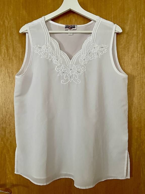Top: weisses Damentop, mit Blumenmuster, Gr. 42 – Usato da Sursee venduto da Steffi_2020 1