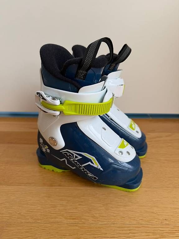 Nordica Schuhe für Jungen: Kinderskischuh von Nordica, Gr. 16.5 – Gebraucht aus Kriens von Rina456