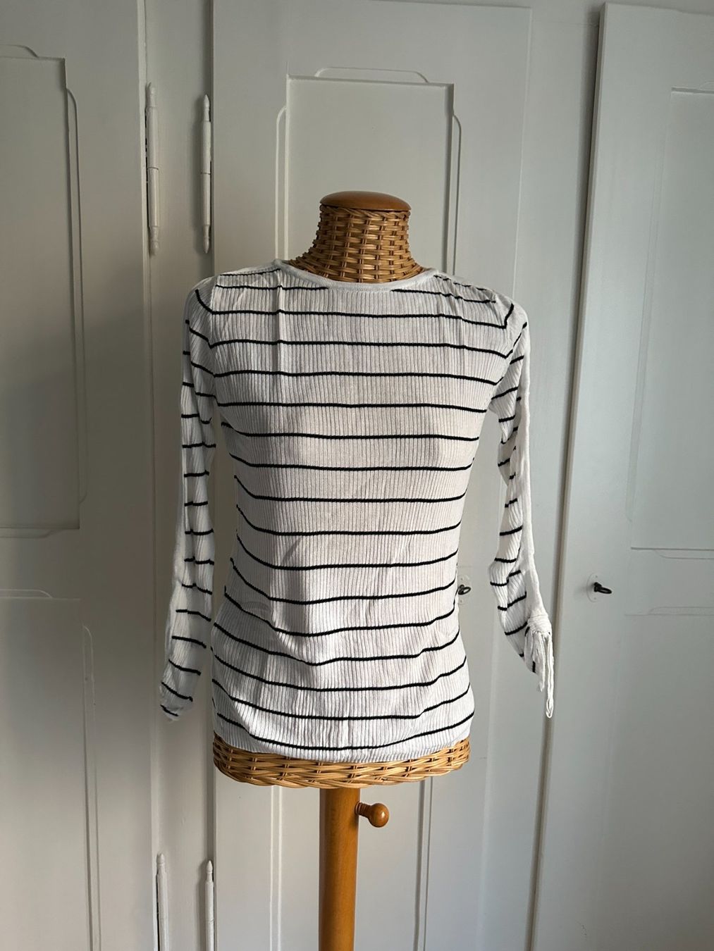 Mango T-shirts: MANGO - Langarmshirt weiss-schwarz XS – D'occasion à Zürich par Diazaio