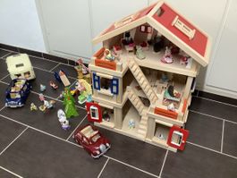 Wunderschönes Holzpuppenhaus mit vielem Sylvanian Zubehör