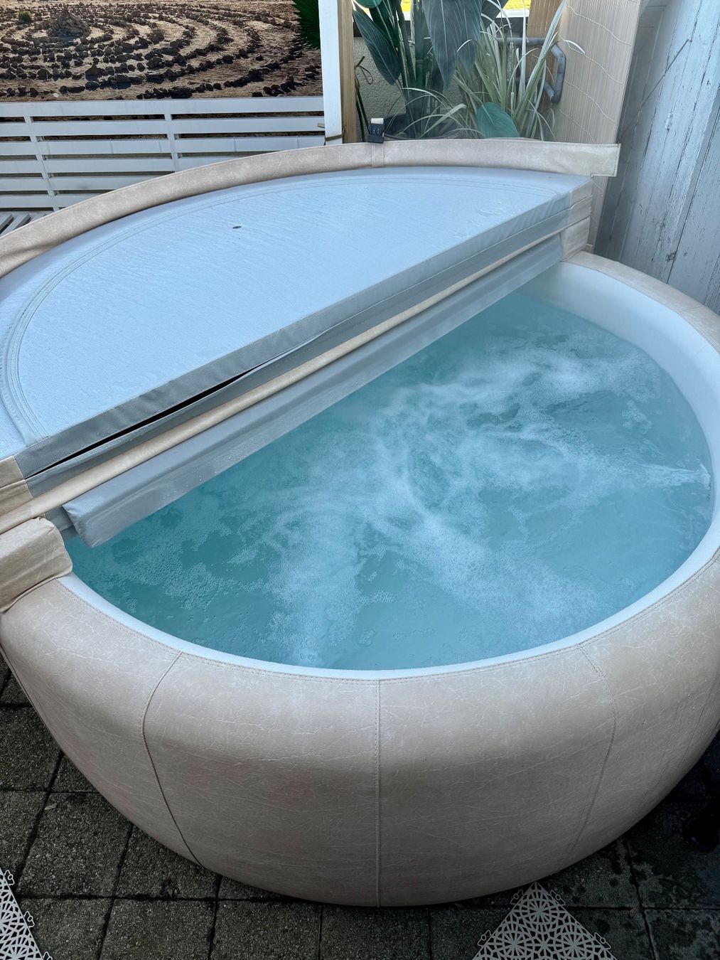Softub Whirlpool: Softub Legend almond "Whirlpool" – Gebraucht aus Wiesendangen von  2