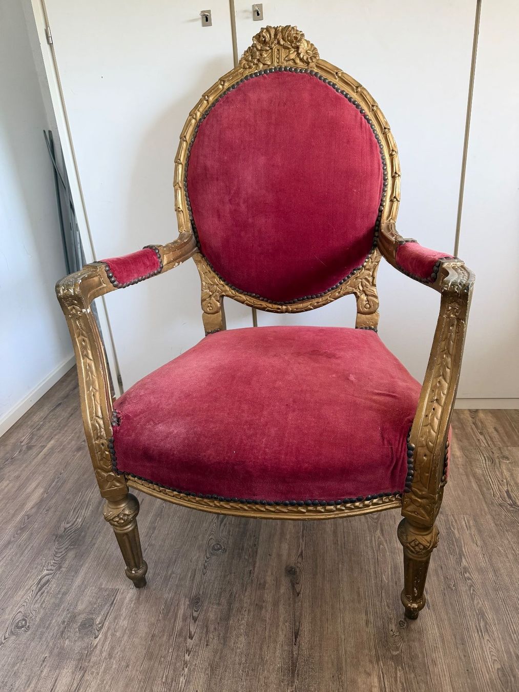 Fauteuils: Antiker Sessel mit rotem Samtbezug – D'occasion à Muttenz par flowers04