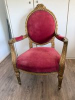 Antiker Sessel mit rotem Samtbezug