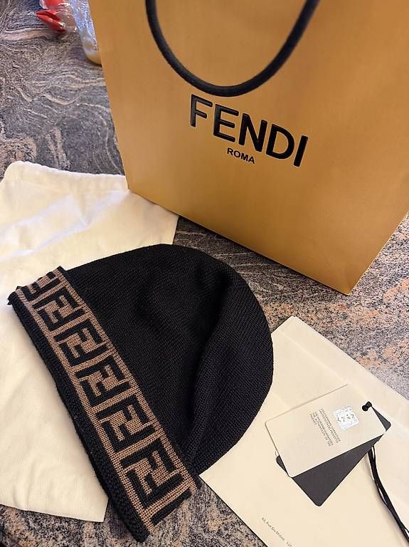 Copricapi, berretti & cappellini: Bonnet Fendi – Usato da Epalinges venduto da Forex.master