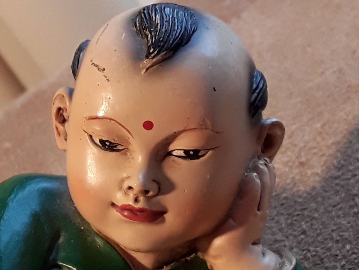 Statuette: Figur eines liegenden Mannes CHINA, ca 1950 – Usato da Zürich venduto da philpip 1
