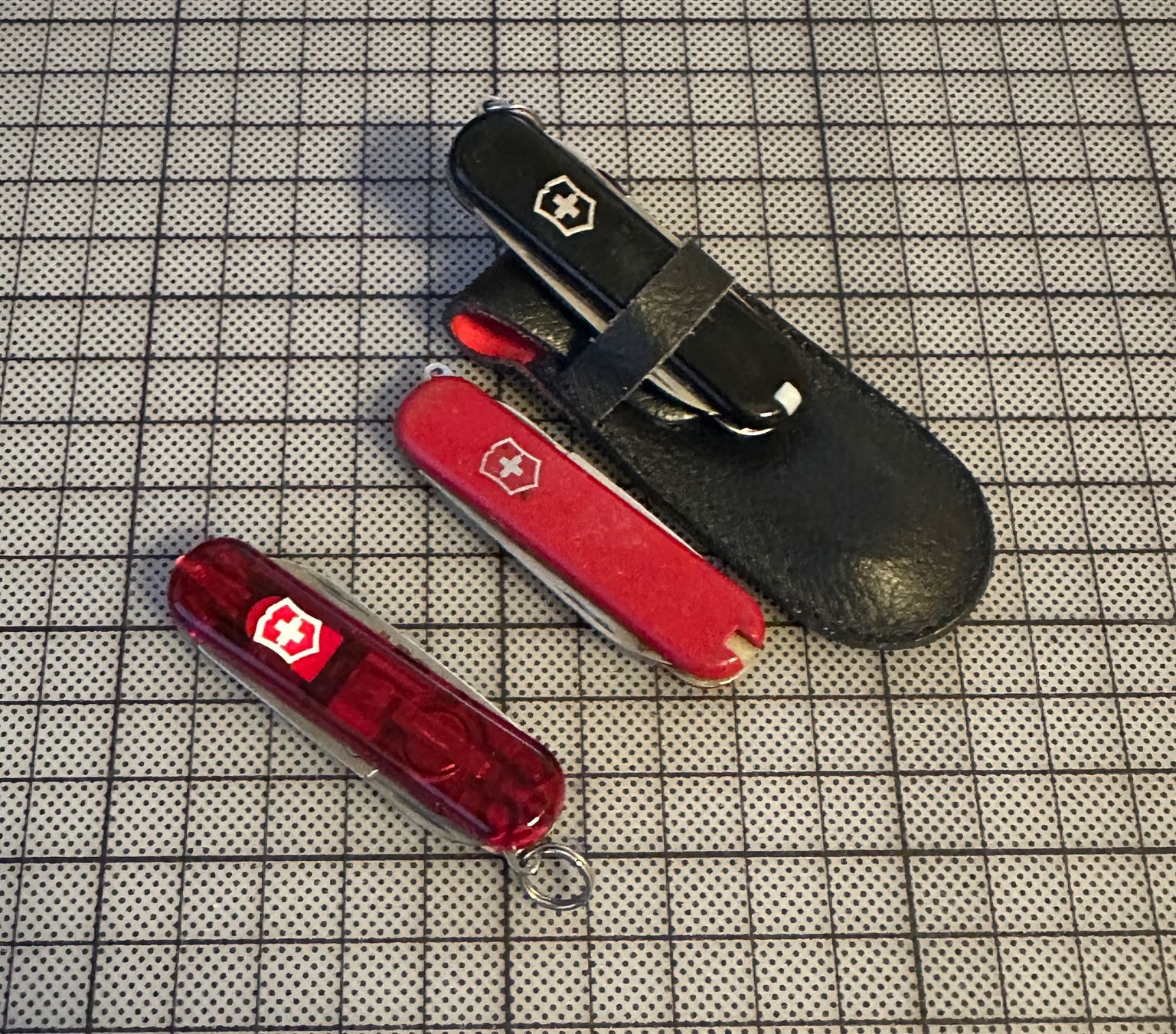 Victorinox Coltelli tascabile: Victorinox Sackmesser Schwarz, Rot & Transparent – Usato da Nussbaumen AG venduto da olitech5415