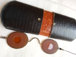 Antike Schiessbrille mit orangem Gläsern und Etui ca 1900