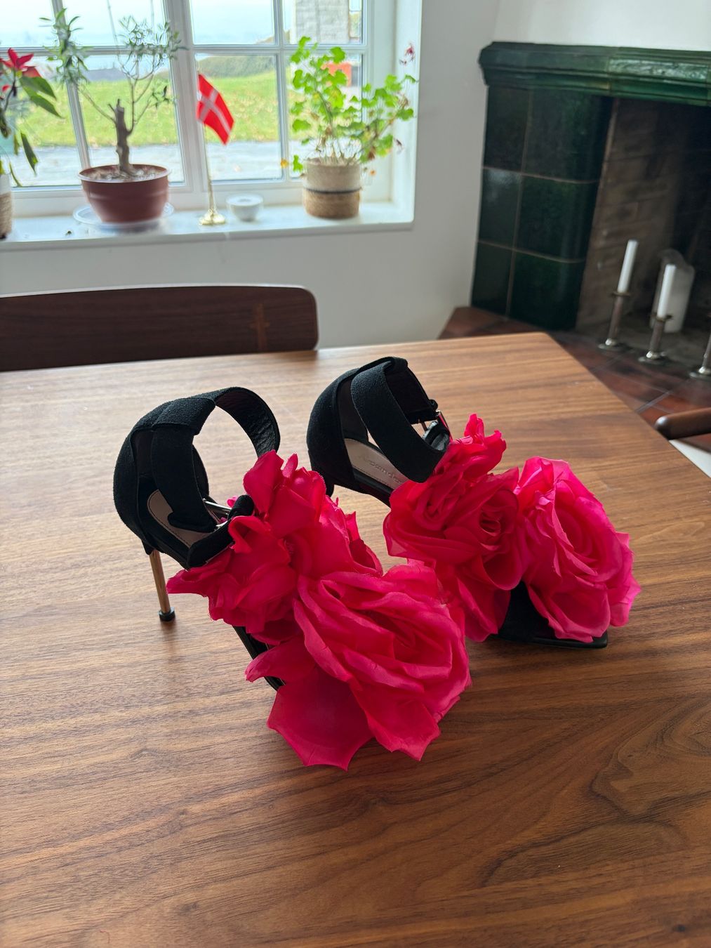 Alexander Mcqueen Scarpe da donna: Alexander McQueen Pumps, Schwarz mit Rose, Gr. 39 - Neu – Nuovo (secondo la descrizione) da Arni AG venduto da eiskoenig24