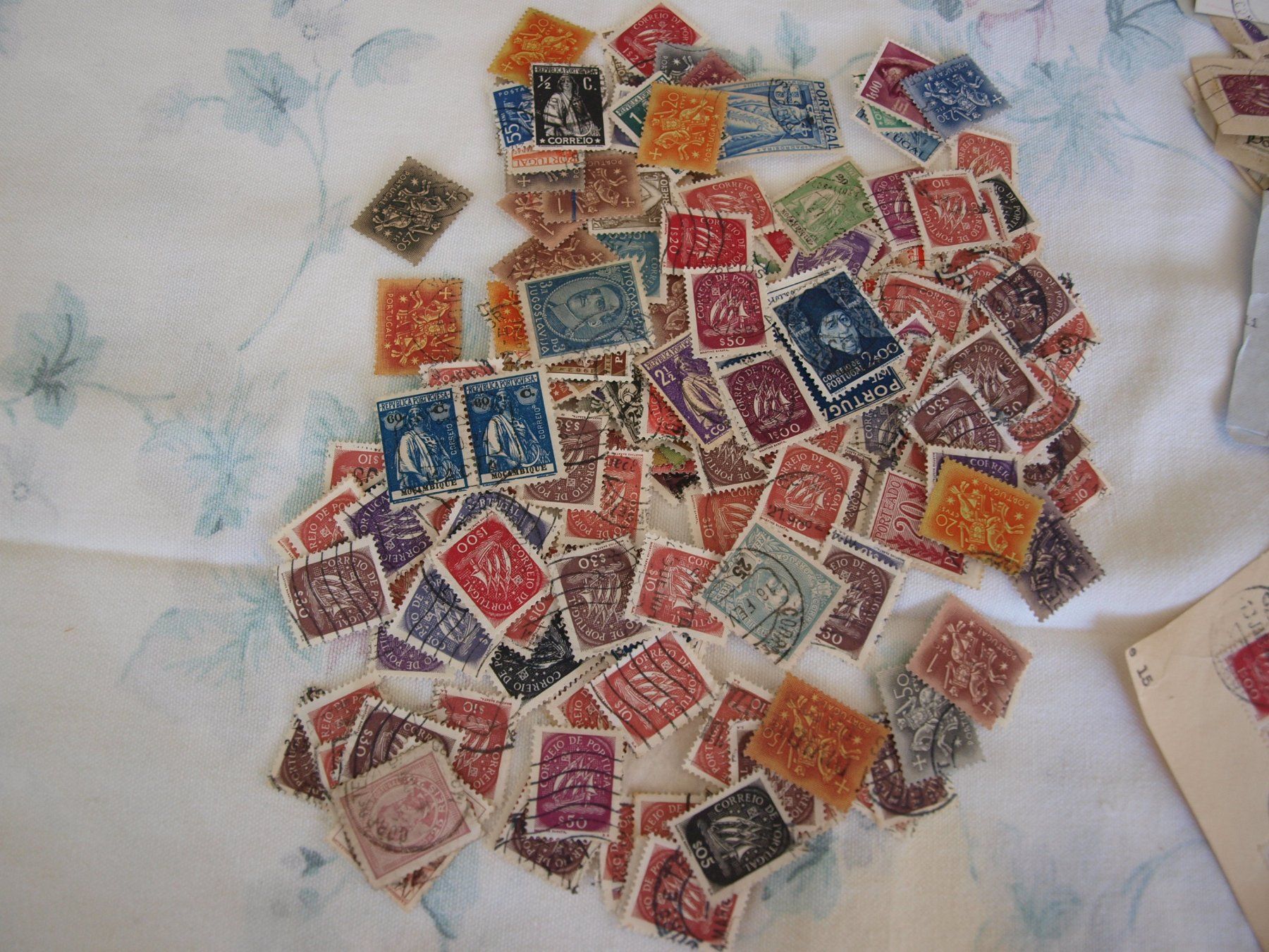 Tutti i francobolli: Portugal ca 200 Marken = 30 g – Usato da Aarau venduto da Marcele0 1