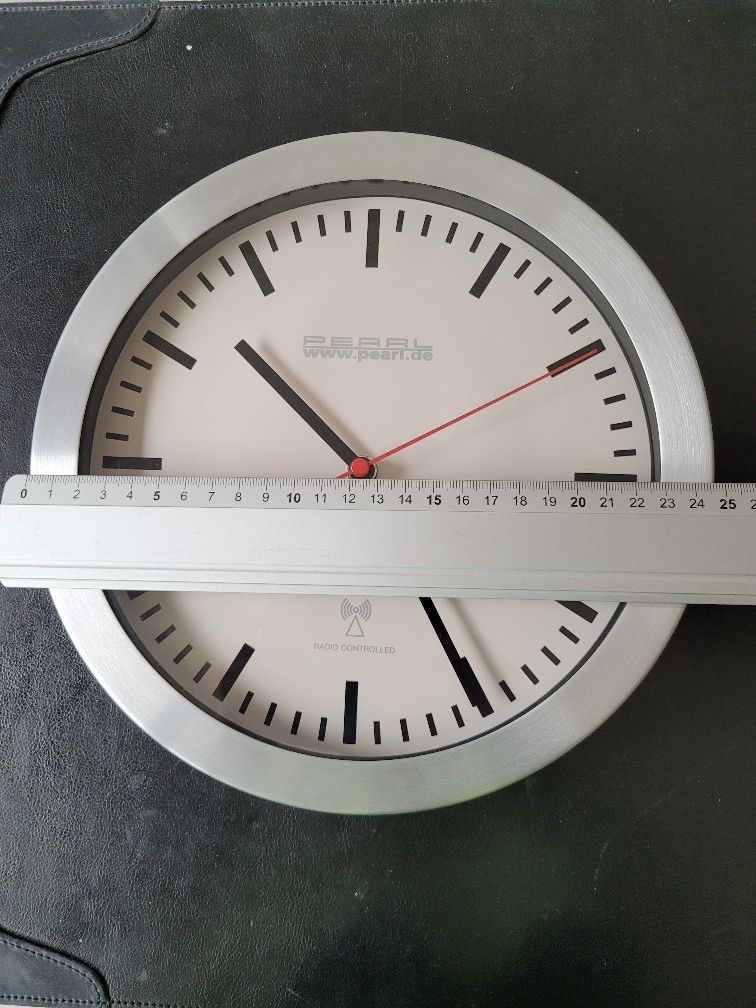 Orologi: Funkgesteuerte Wanduhr mit Batteriebetrieb – Usato da Altdorf UR venduto da Nordwing 1