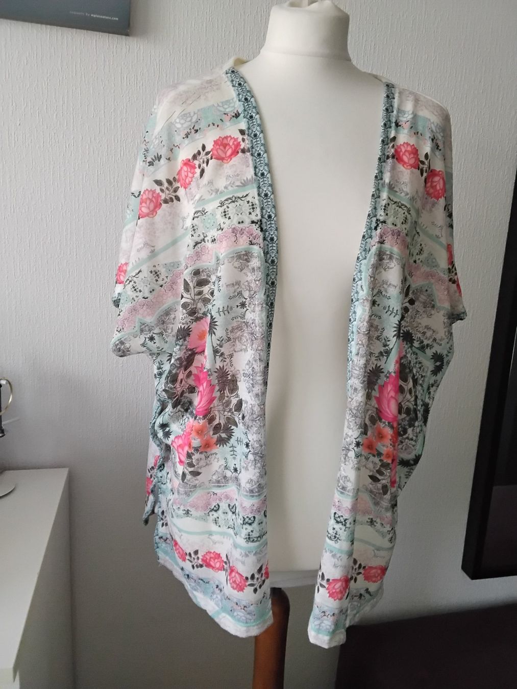 Internationale Kunst: Kimono d'été fleuri Bershka S – Neu (gemäss Beschreibung) aus Chêne-Bourg von Fio994