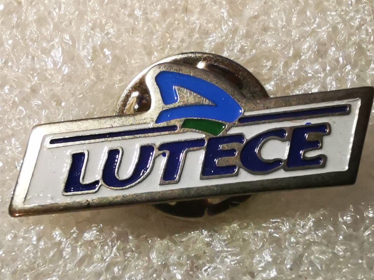 Placchette & Badge: Ansteckpin 14: Lutece – Usato da Oppligen venduto da Pin-Fall-Shop
