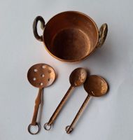 Miniatur Kupferkessel mit 3 Kellen, vintage Puppenhauszubeh.