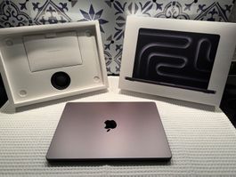 Apple - MacBook Pro 14" M5 chip 24GB 1TB 10-Core CPU - 10/25