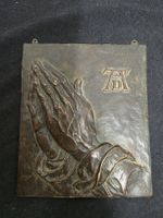 Antikes Bronzerelief, Gebetshände, THAD Monogramm,