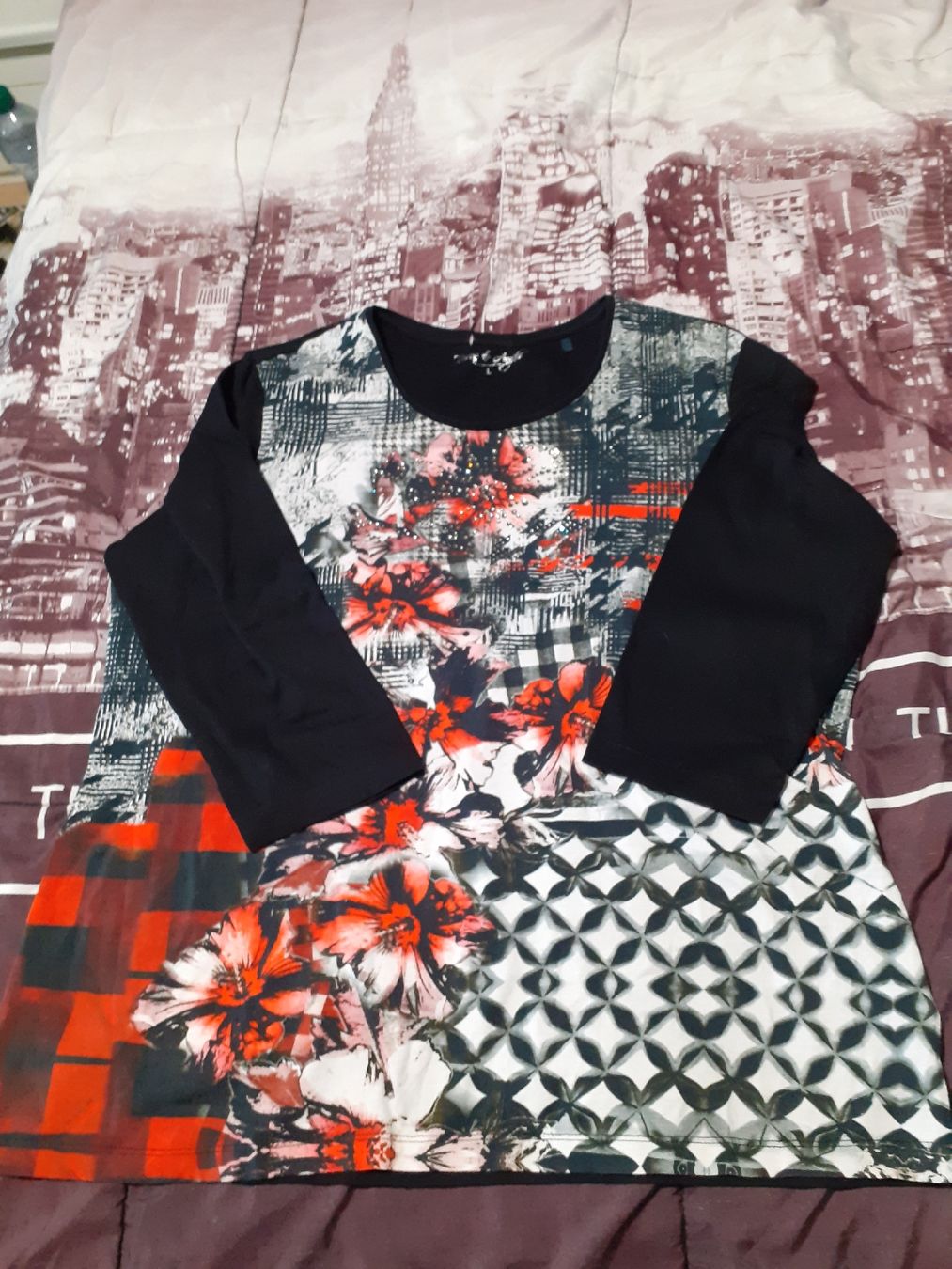 T-Shirts: Frühlings-Shirt im Patchwork-Stil mit Blumen, Gr. L – Gebraucht aus Kloten von elb_9qvr