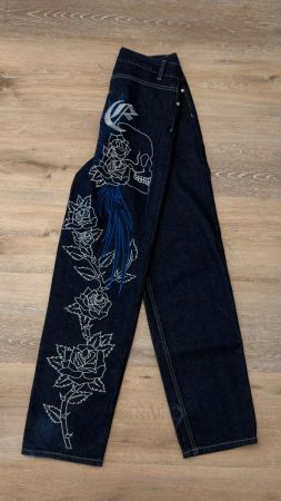 Jeans mit einzigartigem Totenkopf- & Rosen-Stickdesign XS