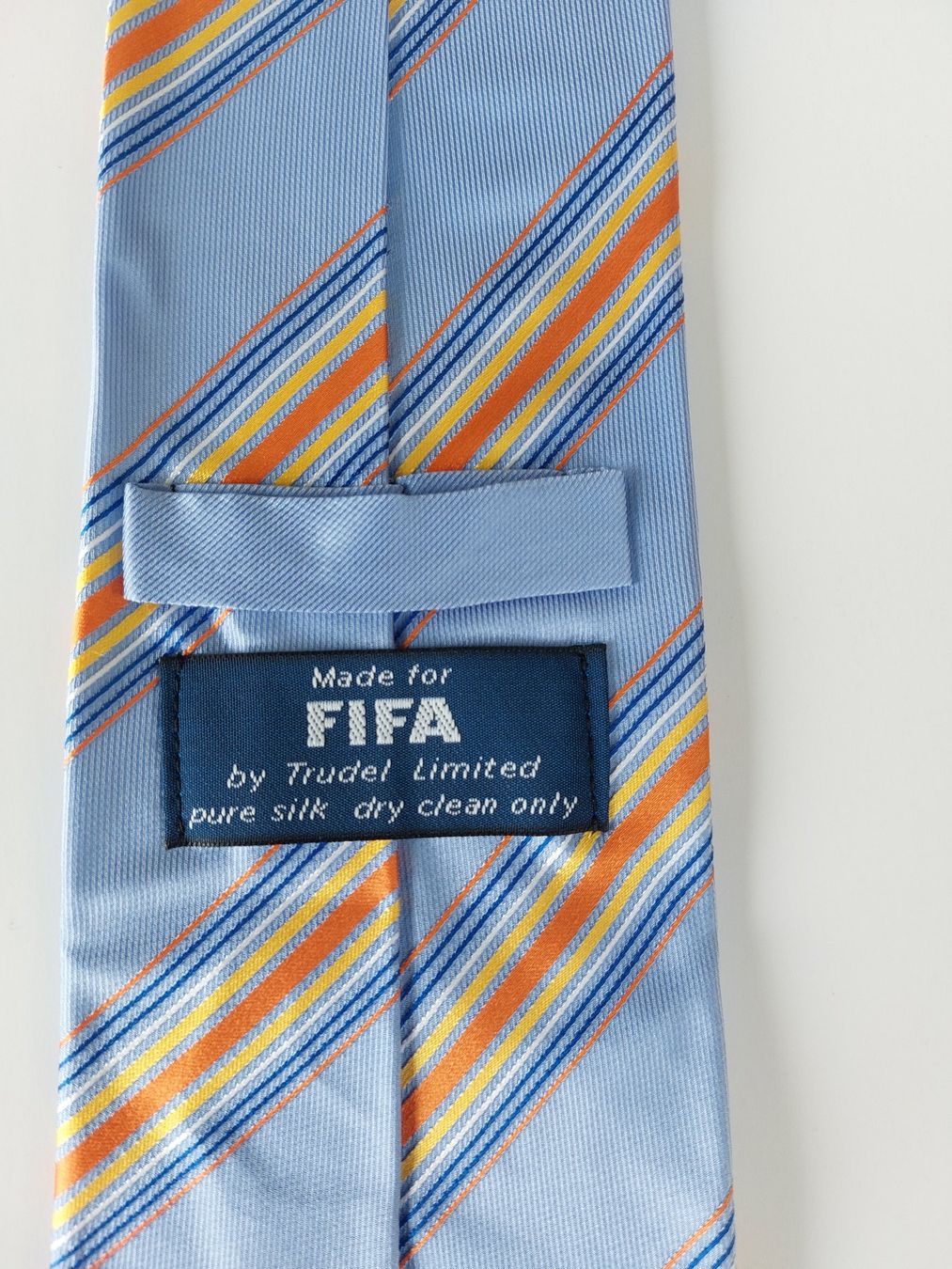Tutti i DVDs: FIFA - Krawatte und DVD "FIFA Fever" – Usato da Binningen venduto da Harry_82 2