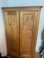 Schöner Schrank aus Massivholz