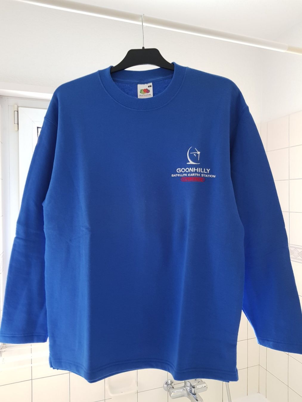 Pullover & Sweatshirts: Pullover mit Aufdruck Goonhilly Grösse XL neu – Neu (gemäss Beschreibung) aus Schlieren von Luibird