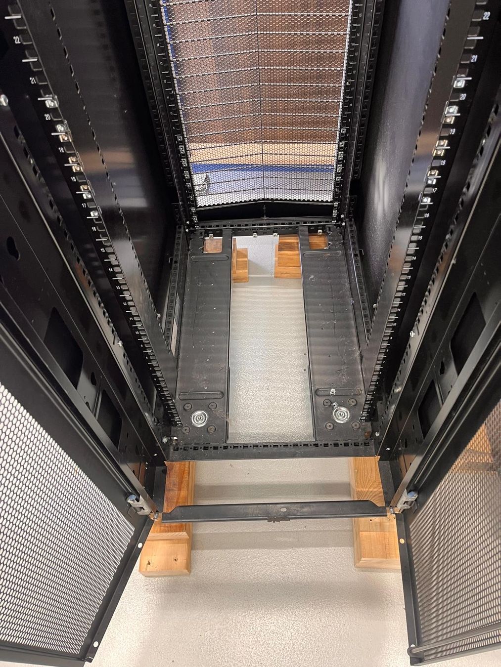 Dell Racks & Ständer: Server Rack Dell Höhe 200cm – Gebraucht aus Winterthur von kaksie 1