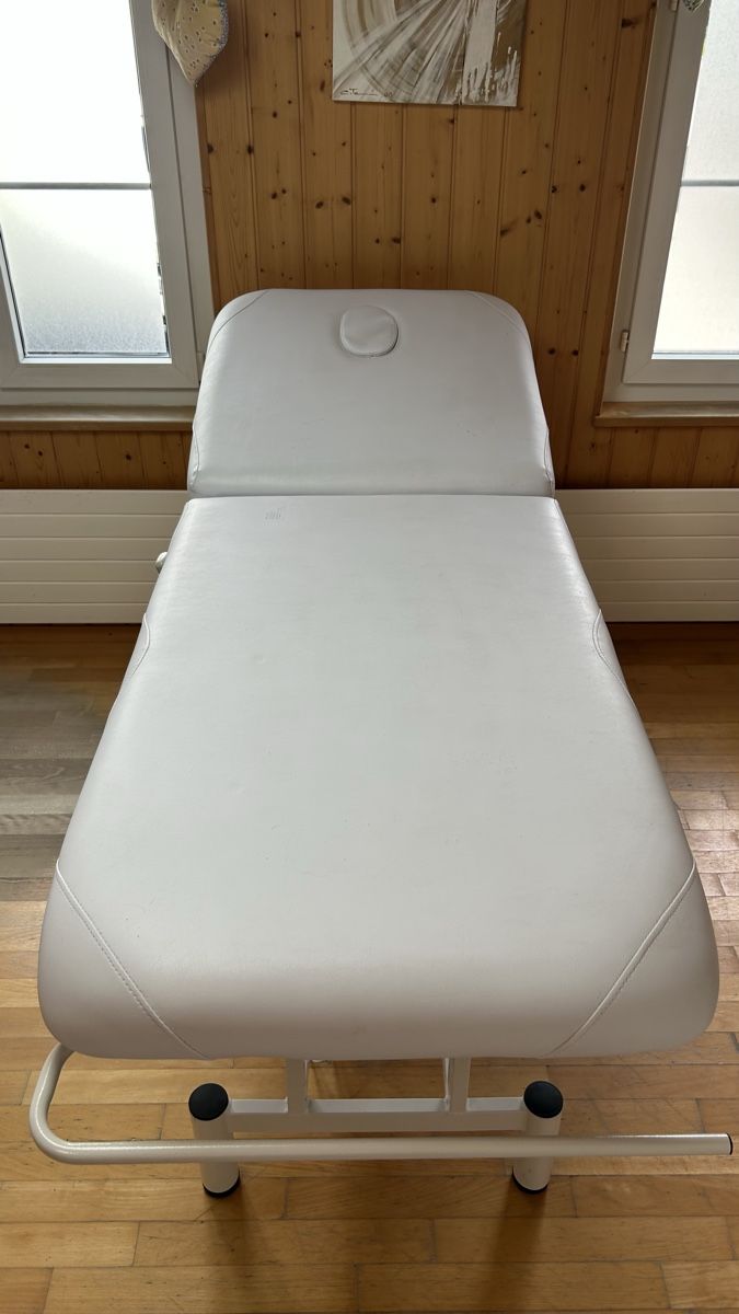 Liegen & Liegestühle: Elektrische Massageliege – Gebraucht aus Heerbrugg von 3333Max 2