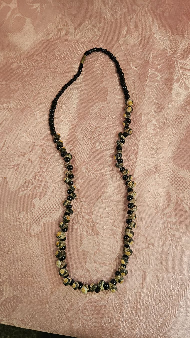 Catenine: Collana lunga con piccole conchiglie – Usato da Melano venduto da H-Sara