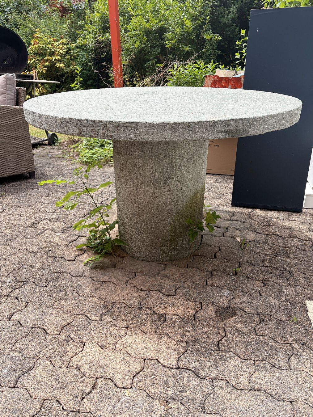 Tische: Gratis!!! Runder Granittisch Gartentisch – Gebraucht aus Bonstetten von Ste_7lbk