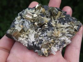 Stufe aus Pyrit, Nadelquarz und Zinkblende