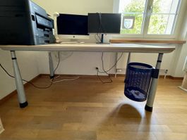Schreibtisch