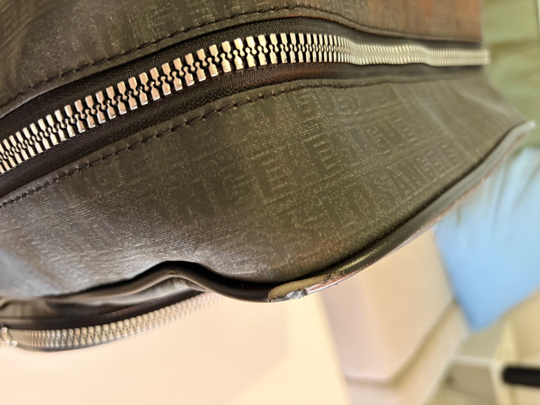 Guess Zaini: Guess Rucksack Schwarz – Usato da Langenthal venduto da Mupho8 2