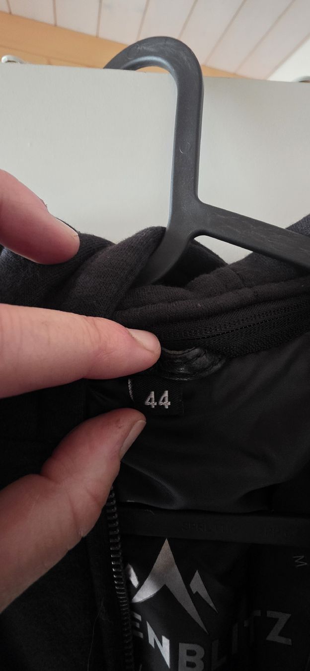 Giacche: Schwarze Lederjacke Gr. 44 mit Kapuze – Nuovo e nell'imballaggio originale da Sumiswald venduto da Andrealein92 2