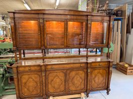 Buffet in Nussbaum mit Vitrine Italien