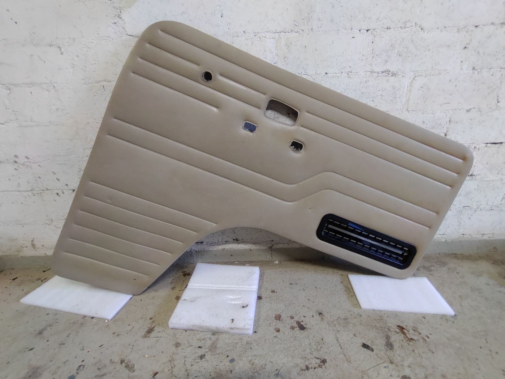 VW Tutti pezzi di ricambio auto: VW T2 Seitenpanel – Usato da Gurmels venduto da Tube1 1