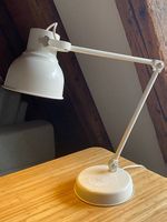 IKEA Schreibtischlampe weiss mit kabelloser Ladefunktion