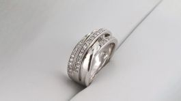 EXKLUSIVER WEISSGOLD RING MIT 37 BRILLANTEN