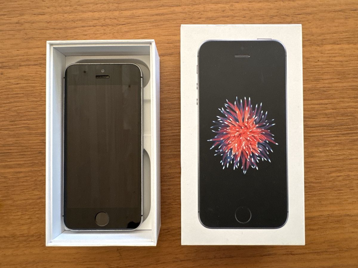 Apple Telefoni cellulari / Smartphones: IPhone 3 E 1.GEN 32 GB, Space Gray – Usato da Felsberg venduto da kat_v2cm