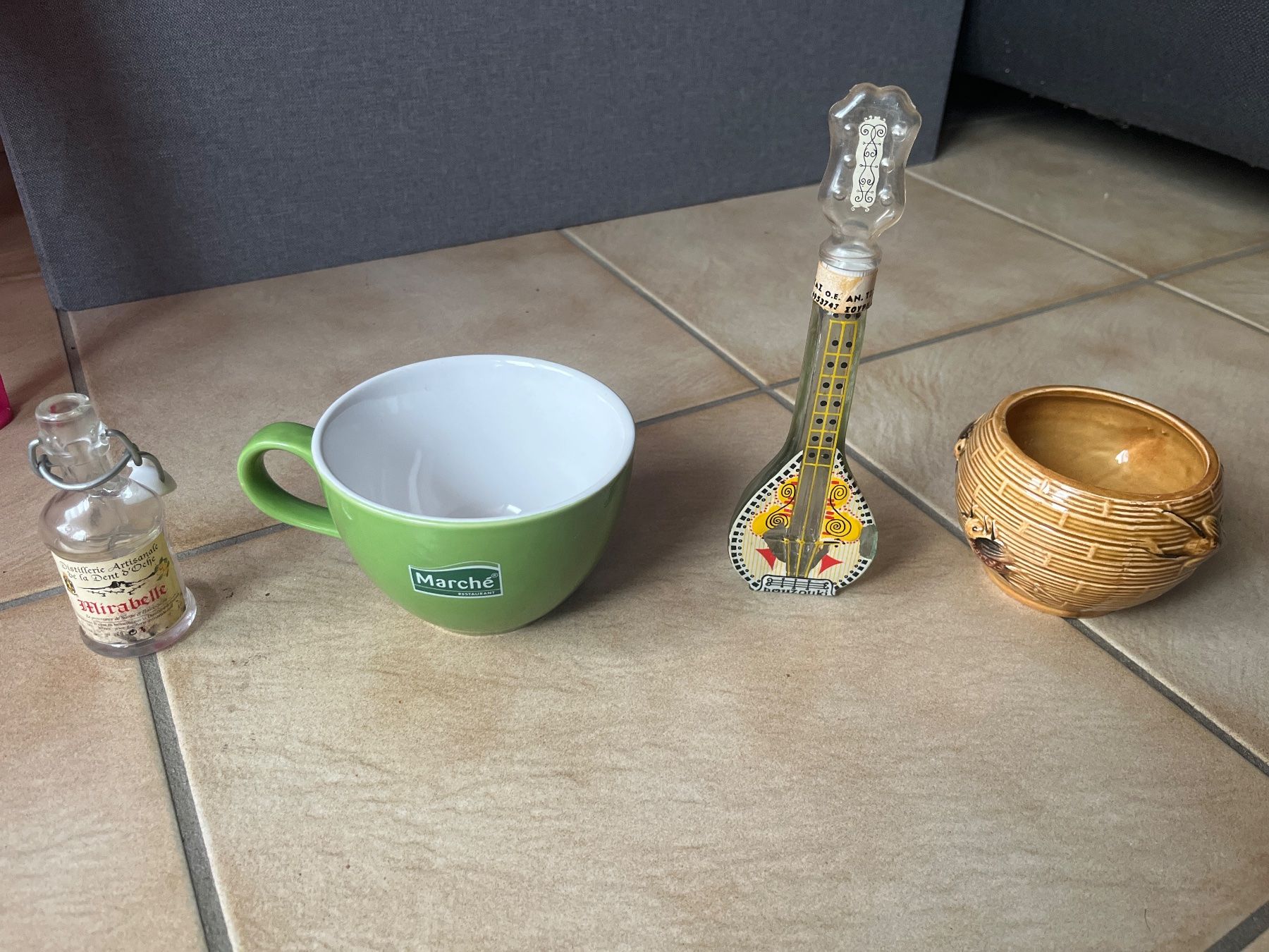 Verres: Bouteille et tasse Marché Restaurant – D'occasion à Vernayaz par Darkfrost