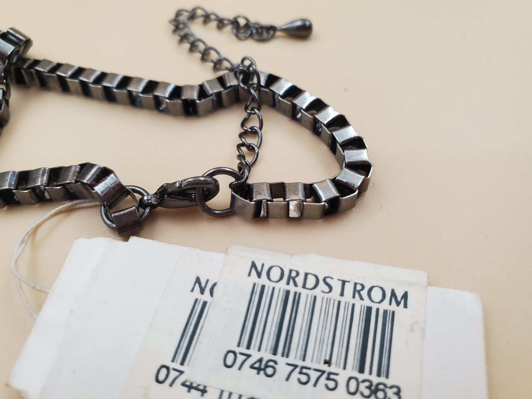 Catenine: Collier fantaisie triangle gris et noir – Usato da Rennaz venduto da La_malle_du_dauphin 4