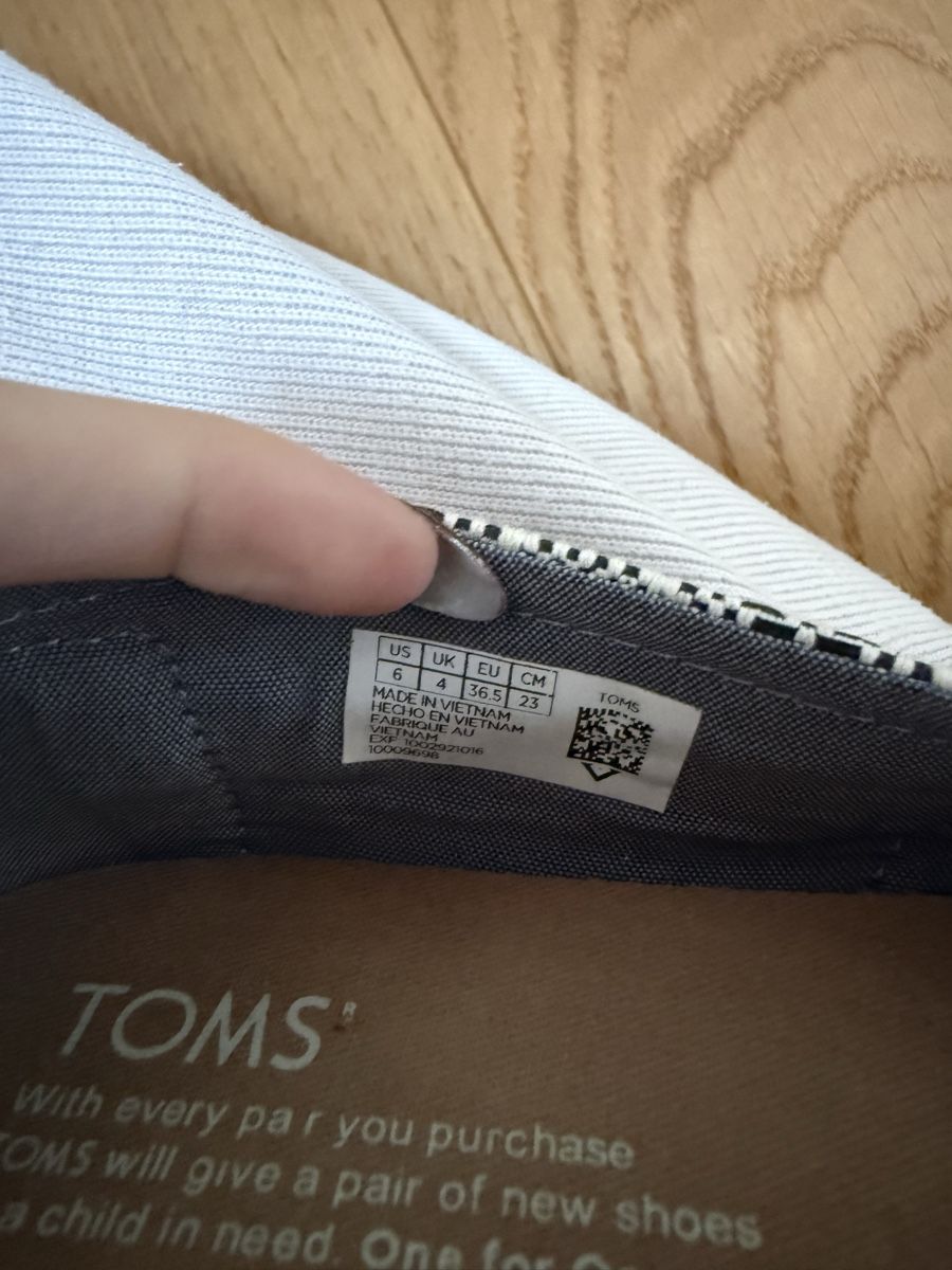 Toms Scarpe da donna: TOMS Slipper schwarz weiss gemustert – Usato da Luzern venduto da sydney01. 2