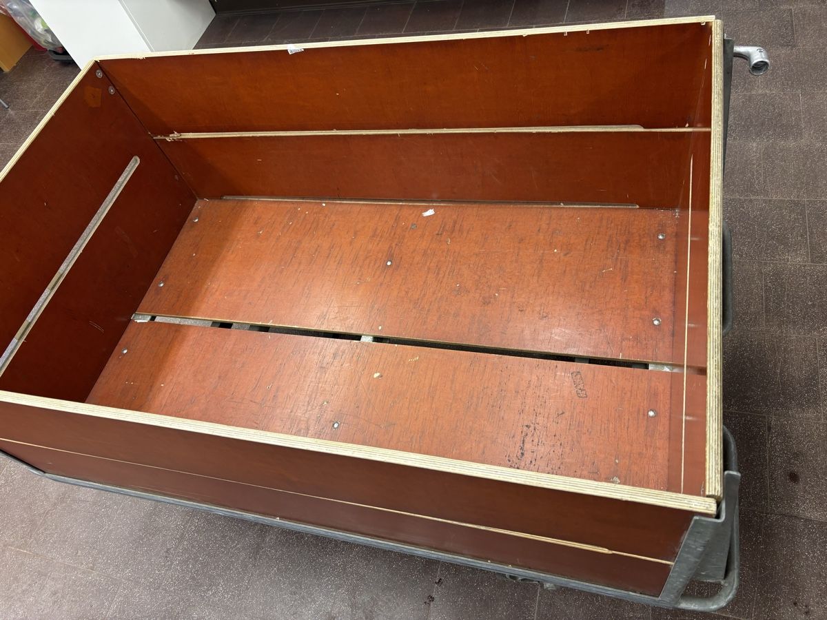 Banconi: 2 Rollwagen aus Holz / Metal – Usato da Lauerz venduto da Zuergi 2