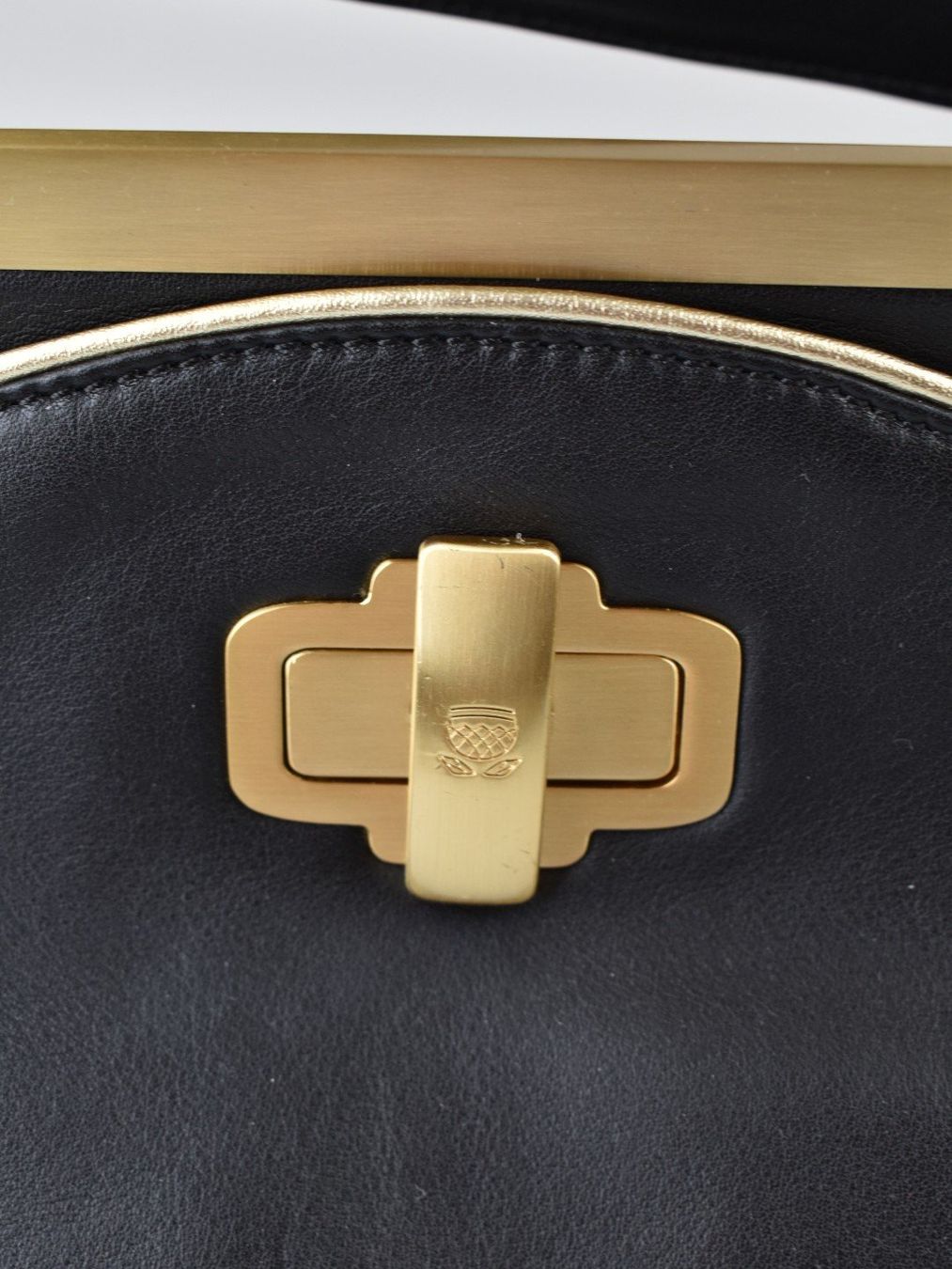 Navyboot Taschen für Damen: Navyboot Ledertasche, schwarz mit gold – Gebraucht aus Nürensdorf von 2ND_STORY 4