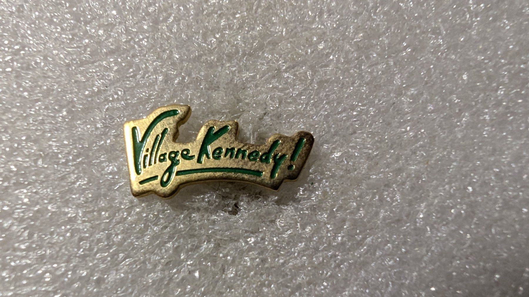Placchette & Badge: Ansteckpin 206: Village Kennedy – Usato da Oppligen venduto da Pin-Fall-Shop
