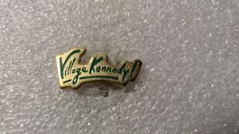 Ansteckpin 206: Village Kennedy