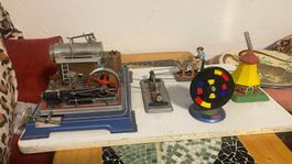 Antike Dampfmaschine mit Zubehör