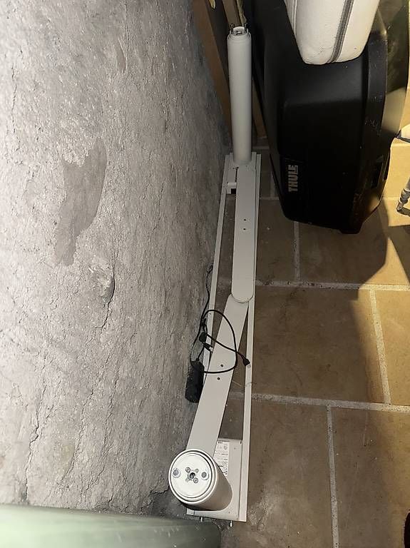Scrivanie: Bureau IKEA assis/debout électrique ? 160 cm – Usato da Genève venduto da Francois-xxx53 3