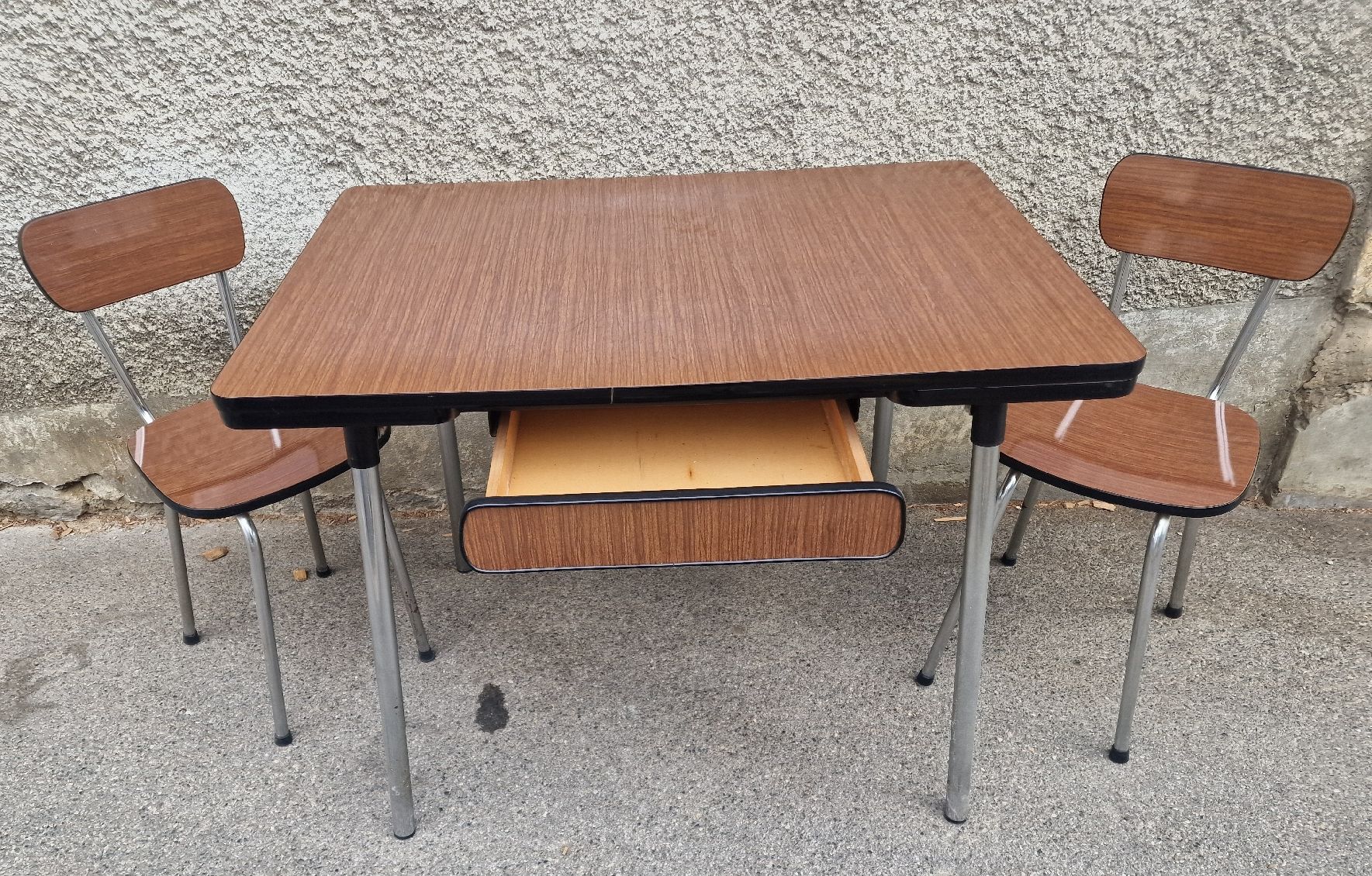 Set de table et chaises: Table et chaises en formica – D'occasion à Lausanne par ama_2fz8 1