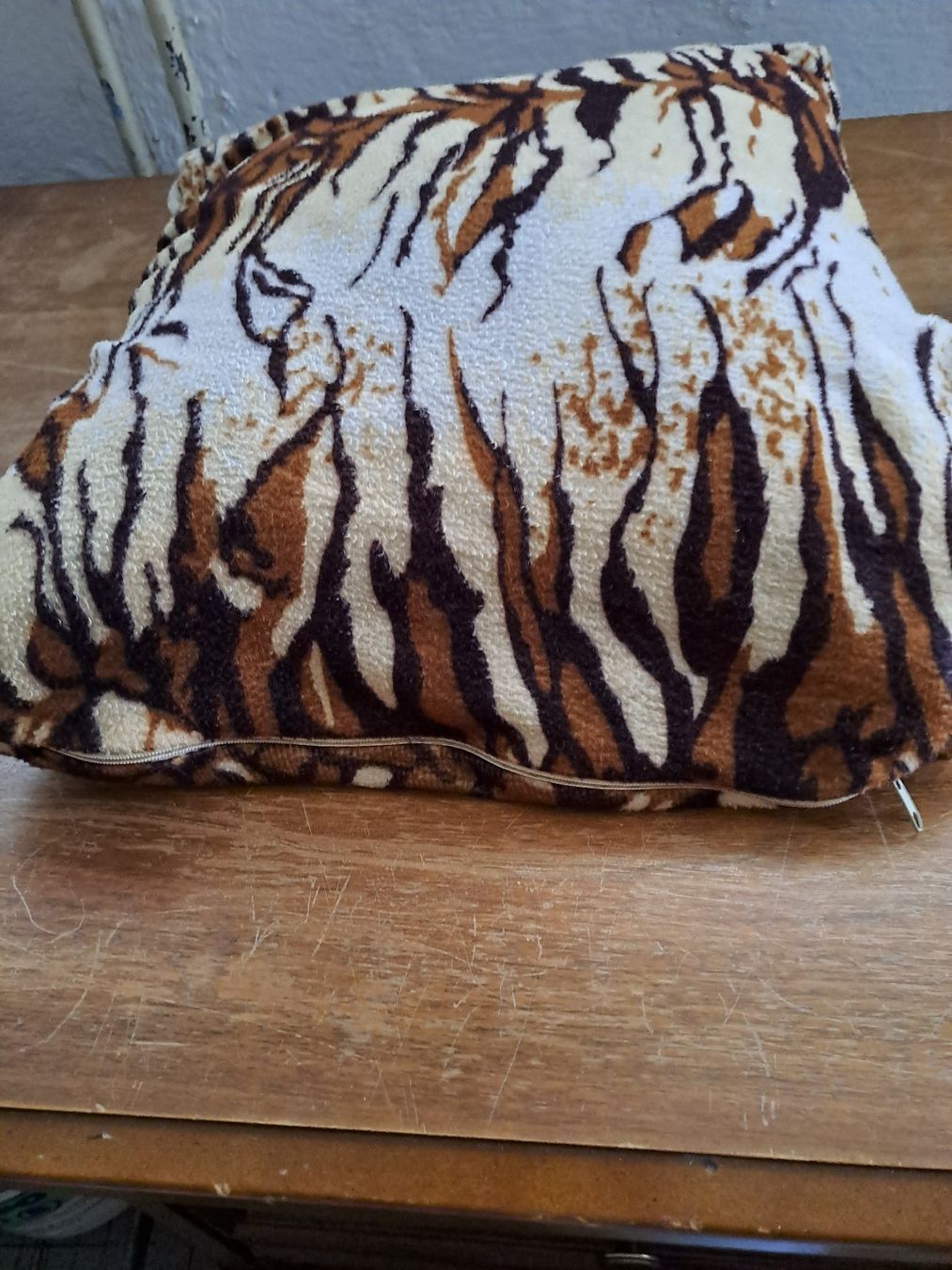 Coussins: Dekokissen Tigerfellimitat gebraucht – D'occasion à Zürich par Schoebi19 1