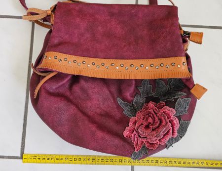 dunkel rote Handtasche zum umhängen Marke Desigual